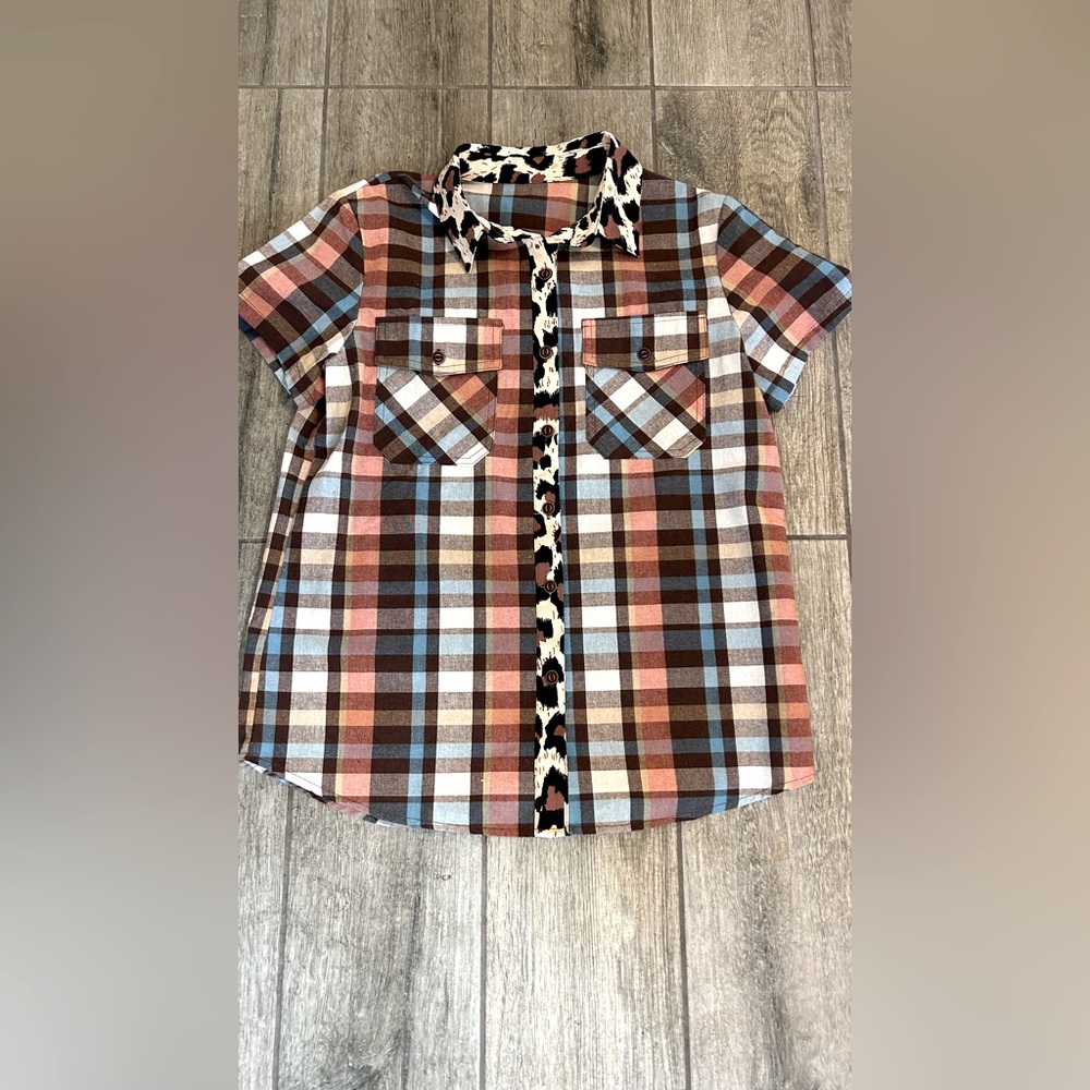 NWOT Cute animal print plus other print button down short sleeve top. Colorful.